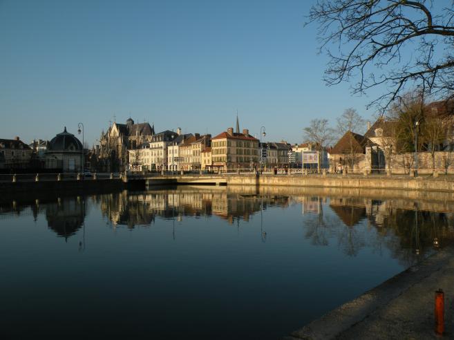  reflet des immeubles dans le canal